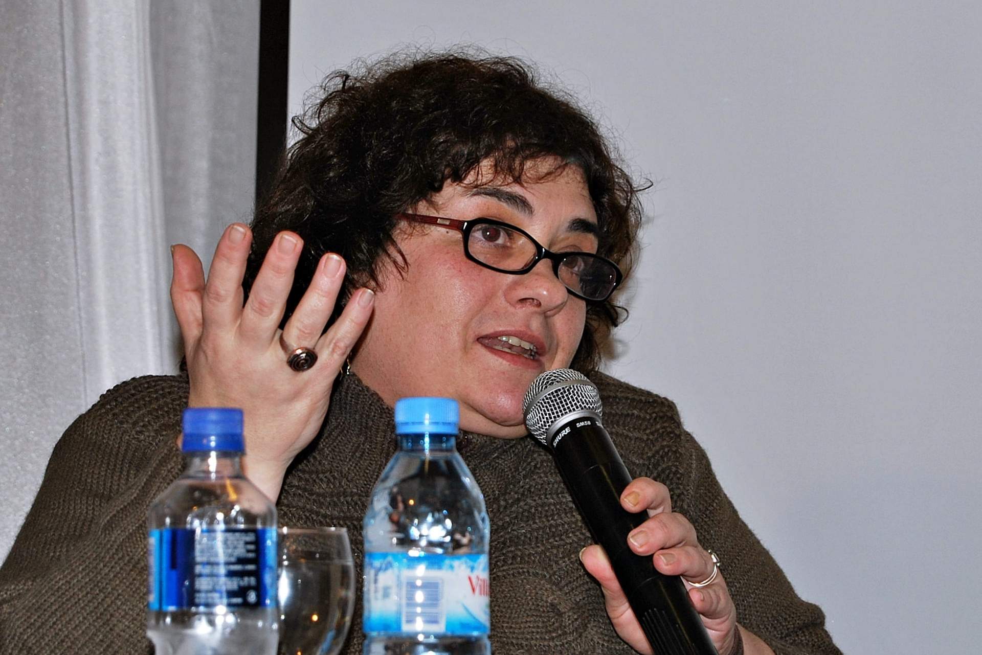 Olga Echeverría en la presentación del libro de Hugo Mengascini 